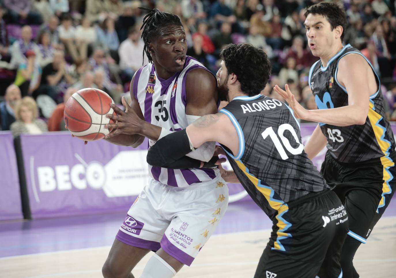 El partido del Real Valladolid Baloncesto contra el Oviedo en imágenes