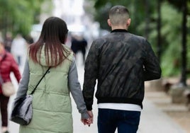 Una pareja pasea por el Campo Grande.