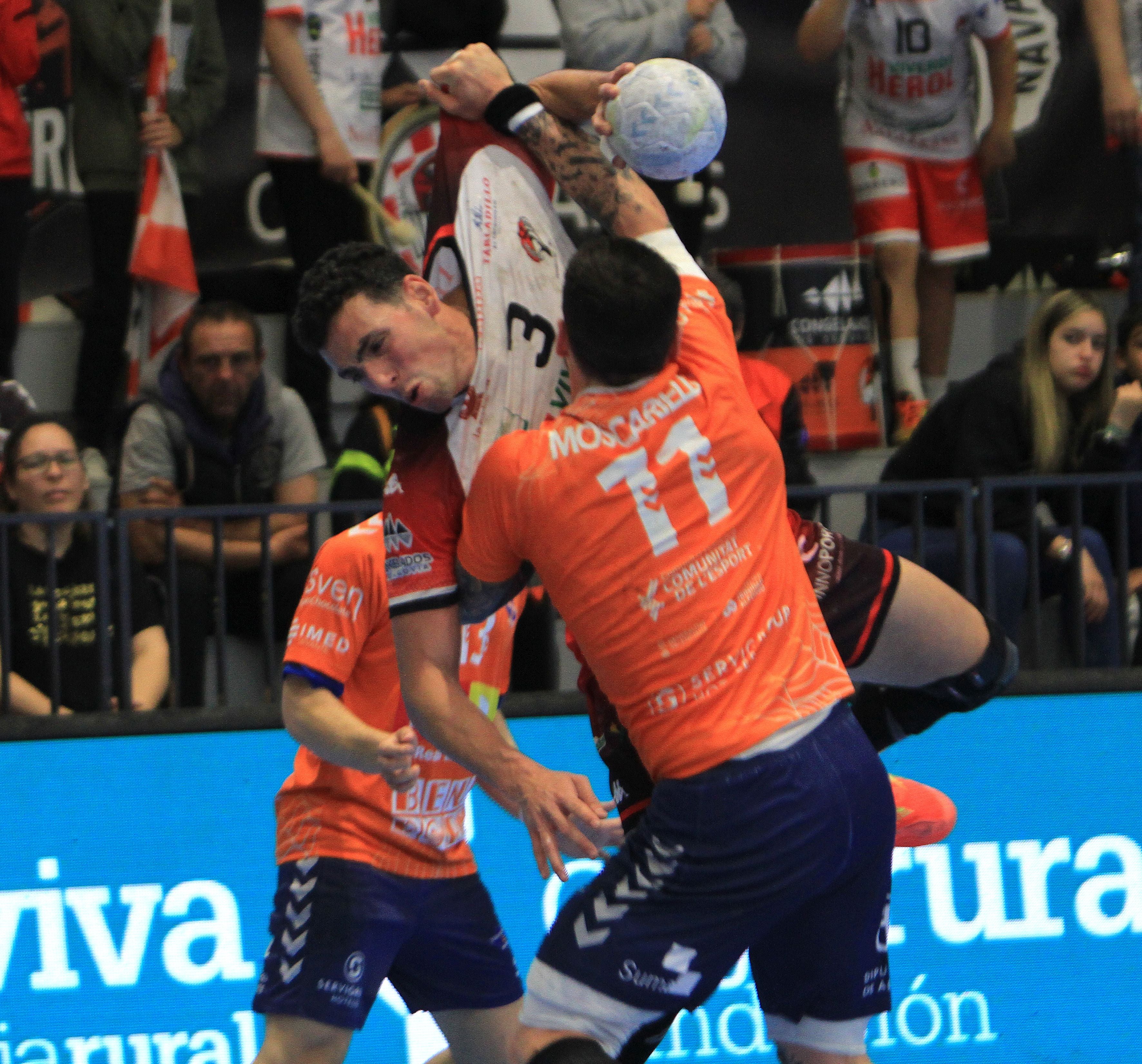 Fotografías del empate entre el Balonmano Nava y el TM Benidorm