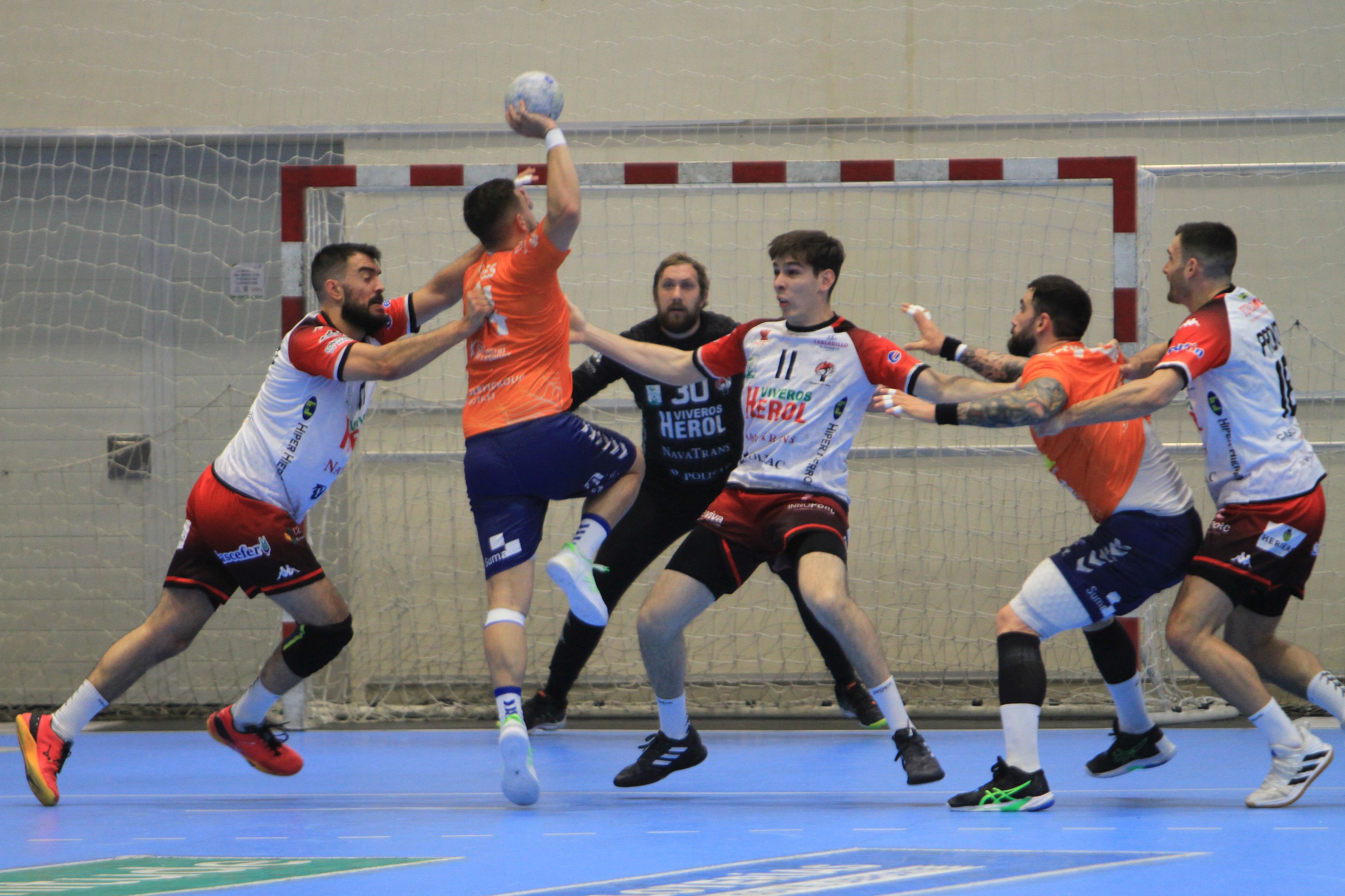 Fotografías del empate entre el Balonmano Nava y el TM Benidorm