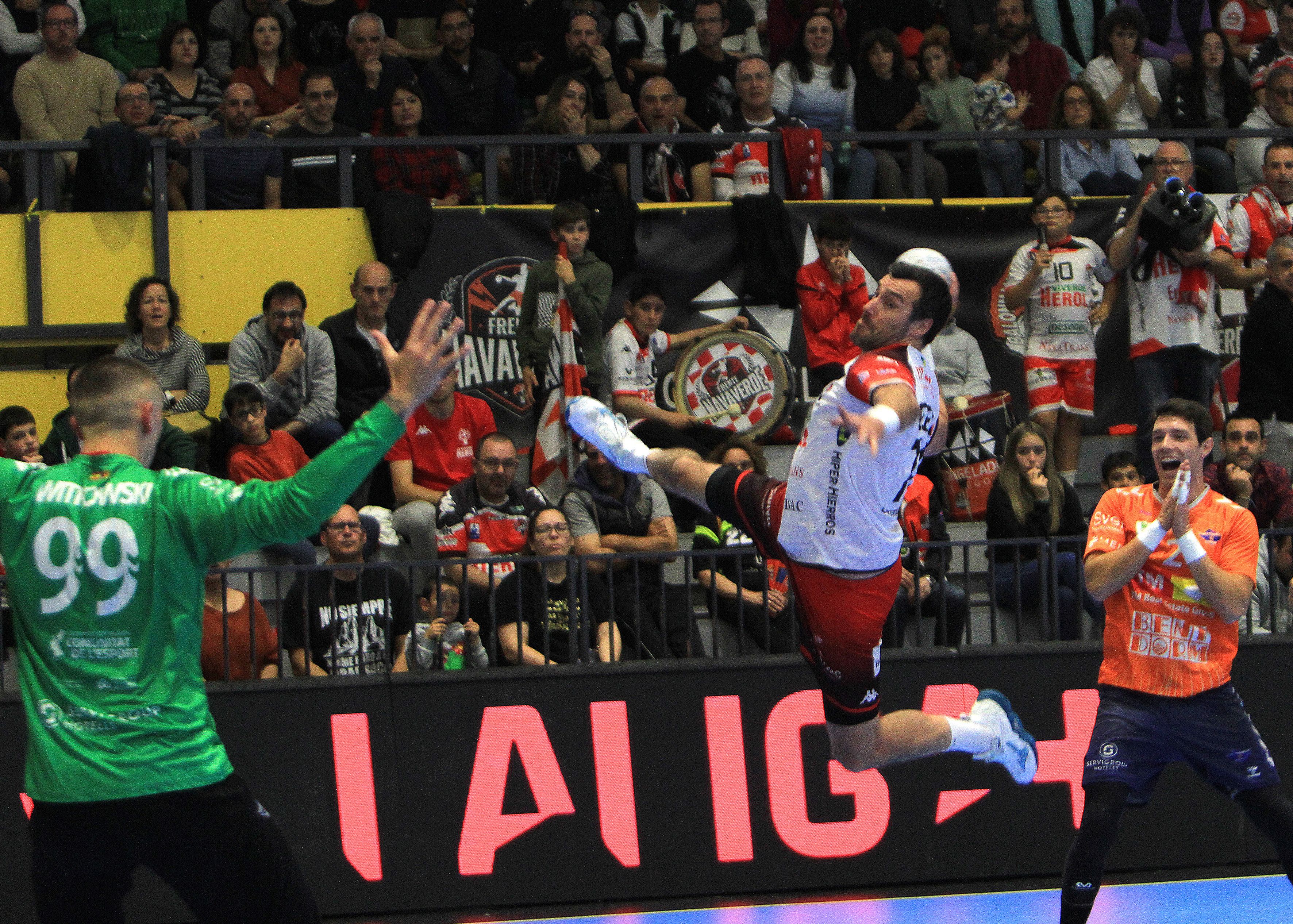 Fotografías del empate entre el Balonmano Nava y el TM Benidorm