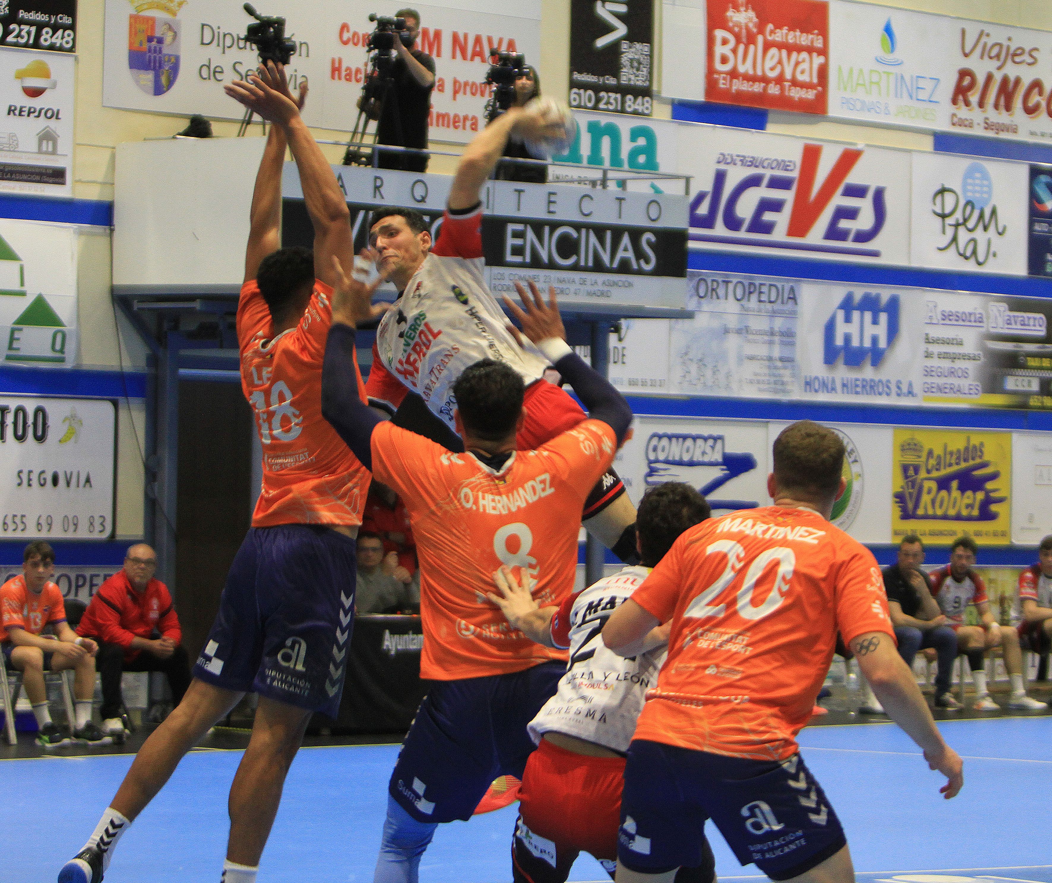 Fotografías del empate entre el Balonmano Nava y el TM Benidorm