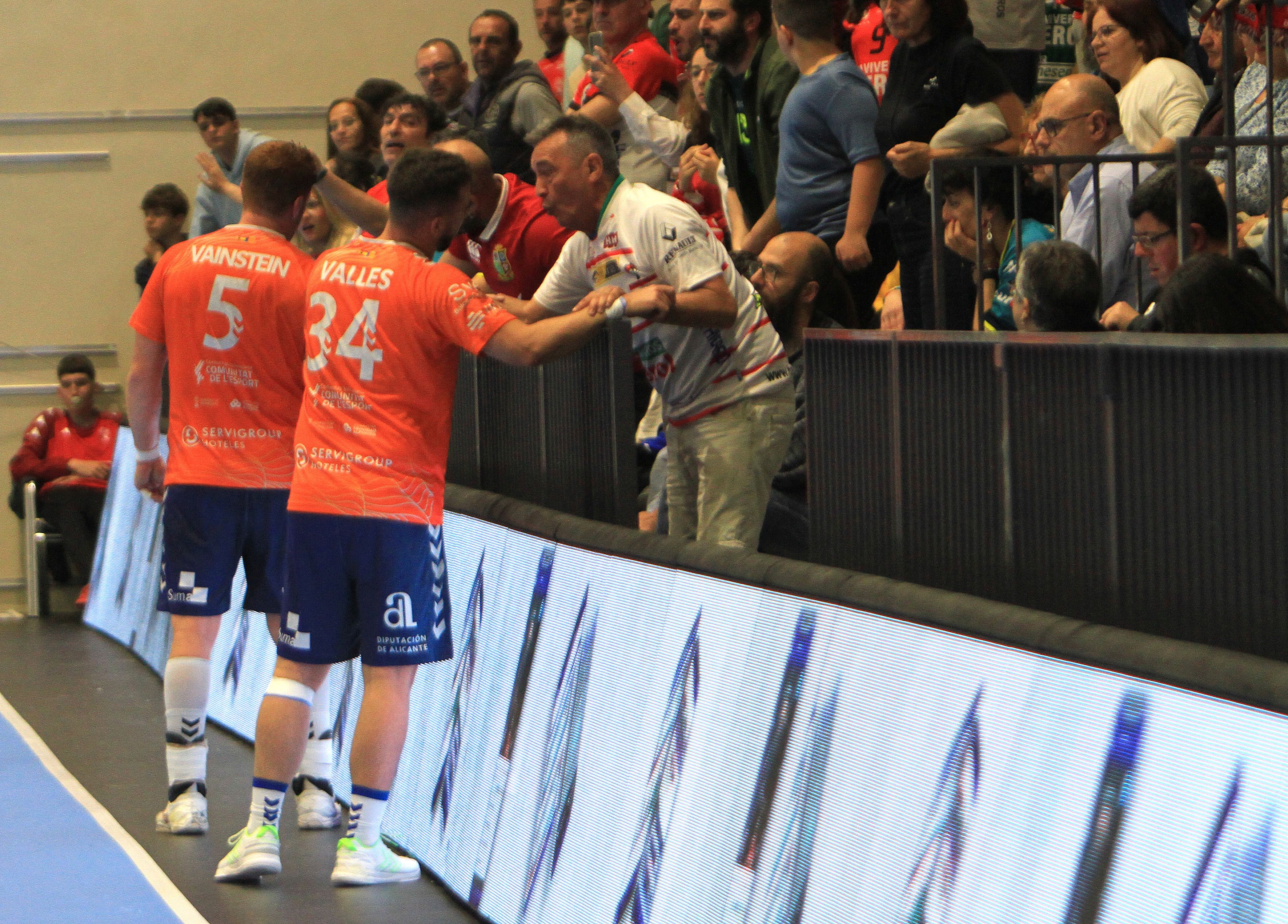 Fotografías del empate entre el Balonmano Nava y el TM Benidorm