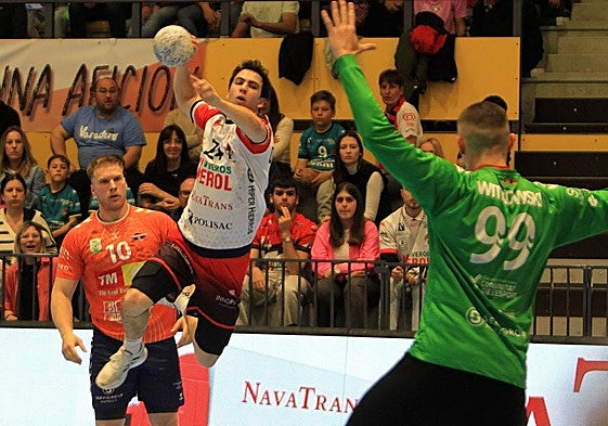 Óscar Marugán lanza ante la oposición de Witkowski.