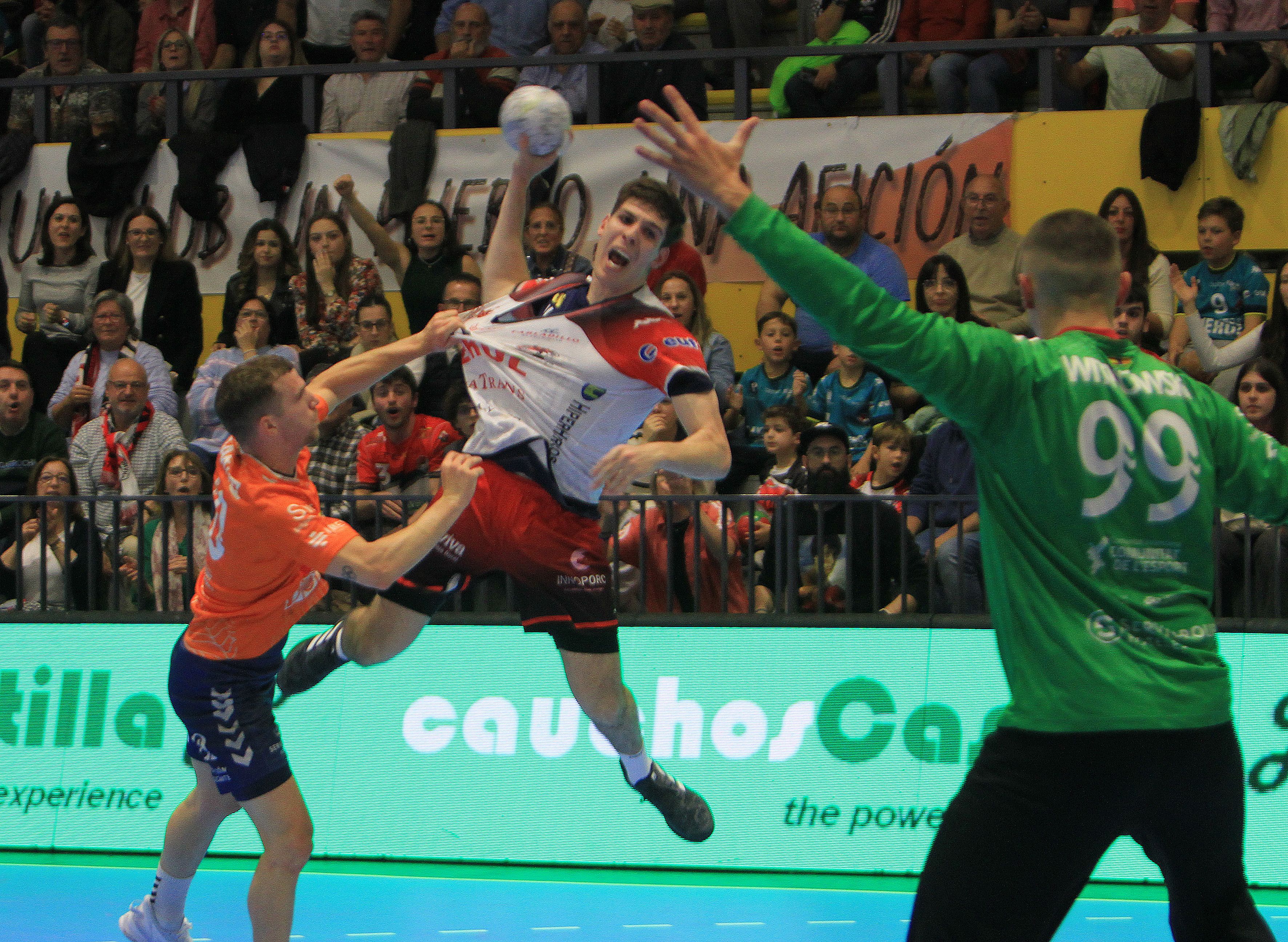 Fotografías del empate entre el Balonmano Nava y el TM Benidorm