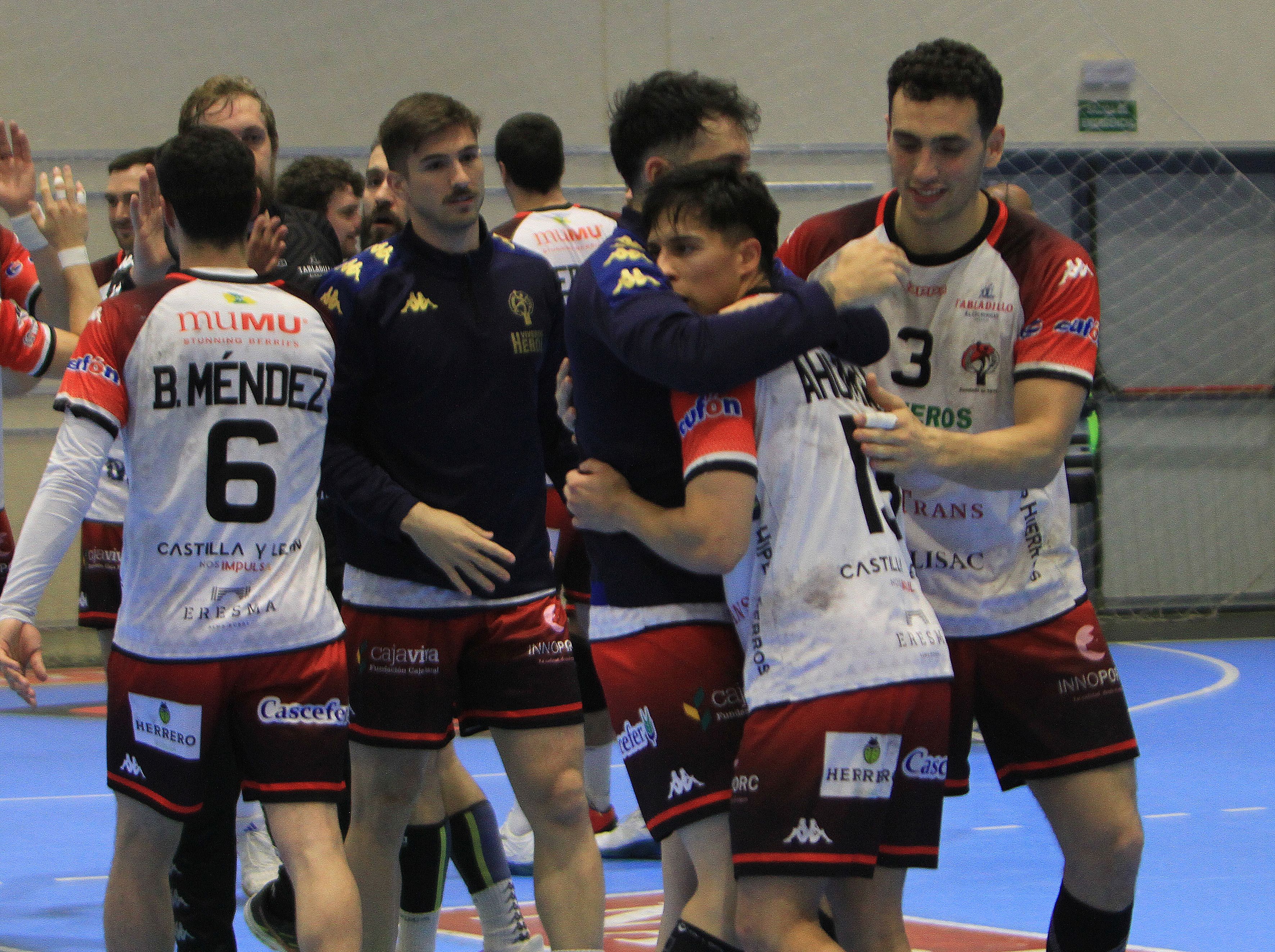 Fotografías del empate entre el Balonmano Nava y el TM Benidorm