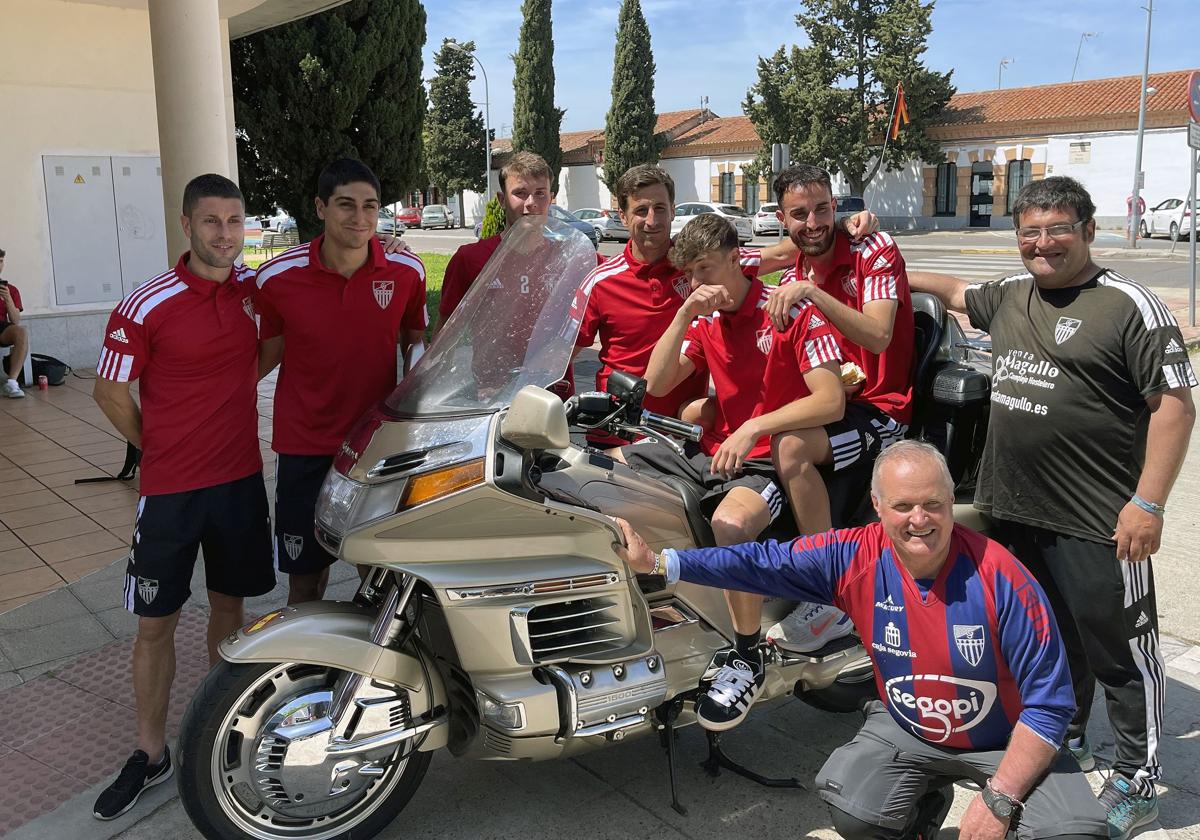 Alberto Llorente (abajo a la derecha), junto a su moto y jugadores de la Segoviana en Montijo.