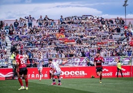 Imagen del partido con el fondo repleto de aficionados blanquivioletas.