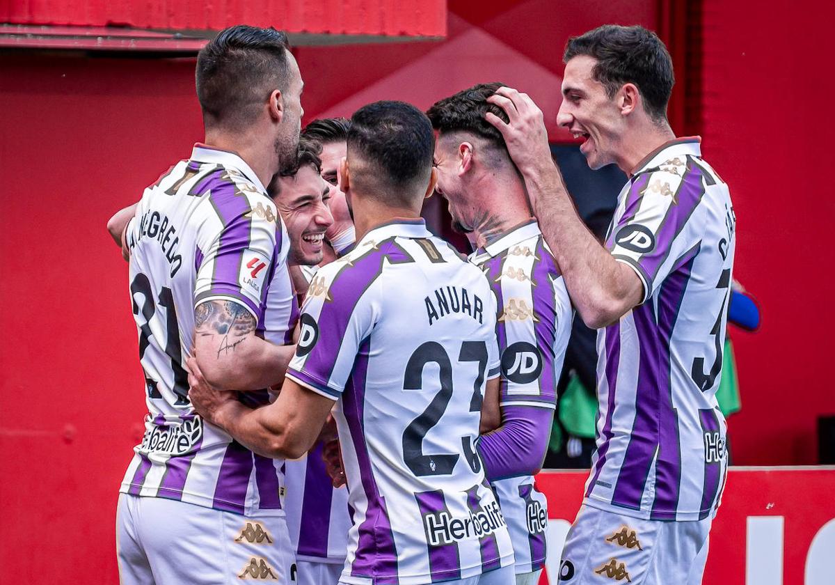 Los jugadores del Valladolid hacen piña con Moro tras el gol.