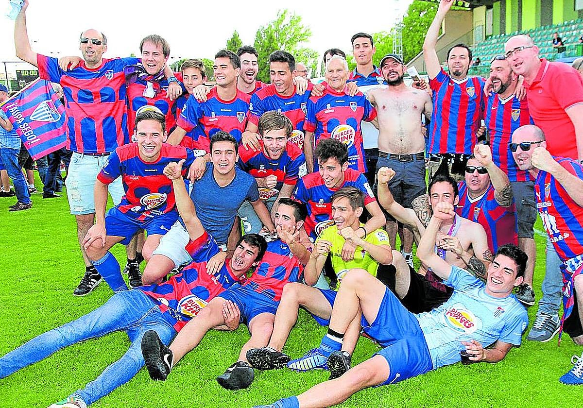 El último ascenso conseguido por la Segoviana a Segunda División B.