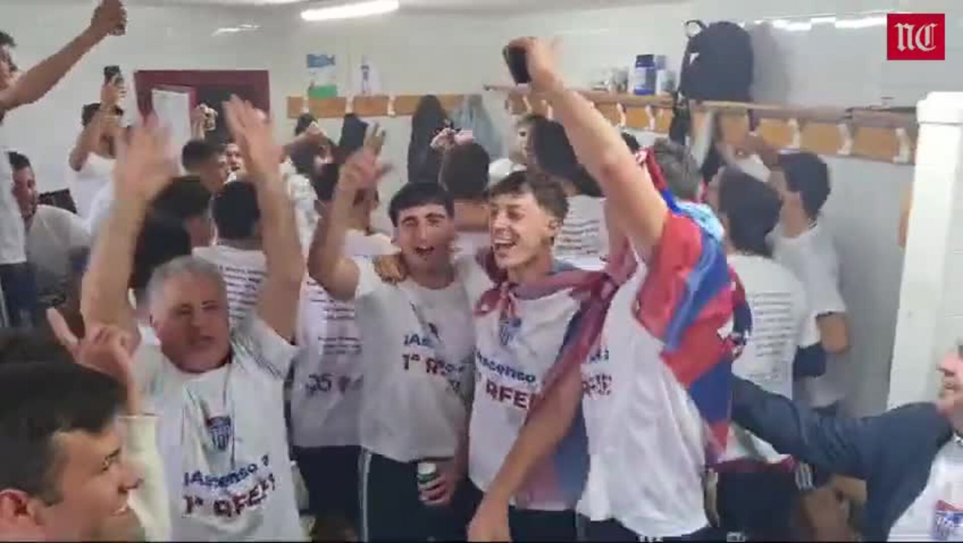 Los jugadores de la Segoviana celebran el ascenso