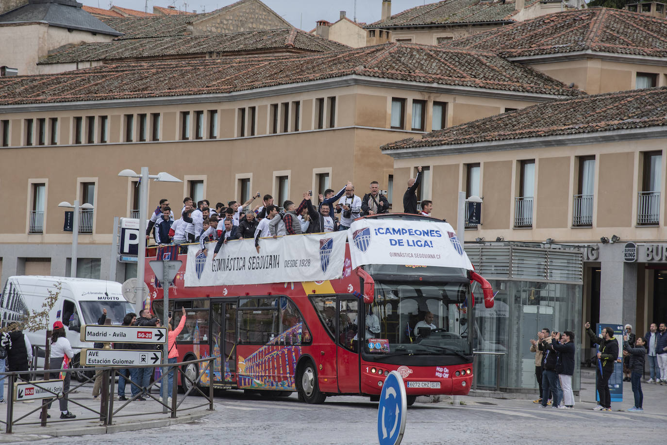 Las fotos de la celebración del ascenso en la plaza de la Segoviana