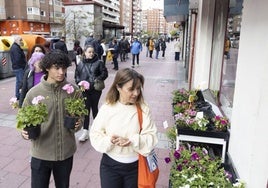 Colas en una pastelería y una floristería contigua en la avenida Palencia.