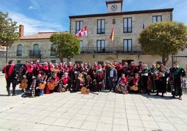 Las tunas posan ante el consistorio nublense