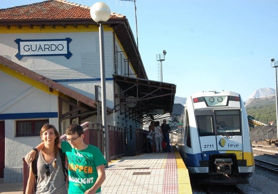 Llegada de un tren a la estación de Guardo.