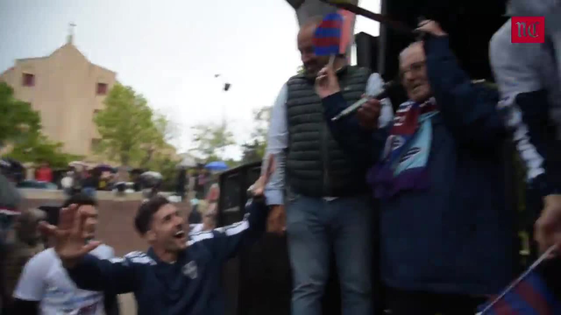 Cientos de aficionados festejan bajo la lluvia el ascenso con los jugadores de la Segoviana