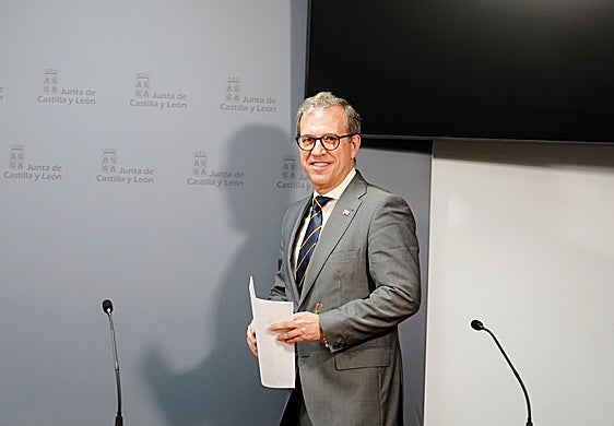 El consejero de Industria, Comercio y Empleo, Mariano Veganzones, ofrece una rueda de prensa para valorar los últimos datos de paro.