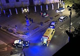 Ambulancia y Policía, en la plaza de la Universidad en una imagen de archivo.