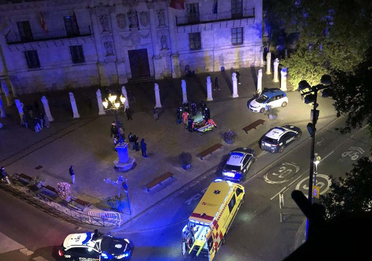 Ambulancia y Policía, en la plaza de la Universidad en una imagen de archivo.