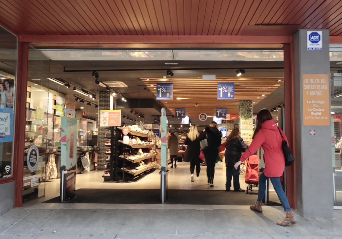 Entrada a uno de los supermercados de las cadenas adheridas al proyecto de tarjetas monedero.