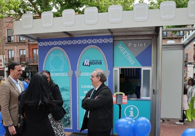 Autoridades en la presentación de la punto comercial