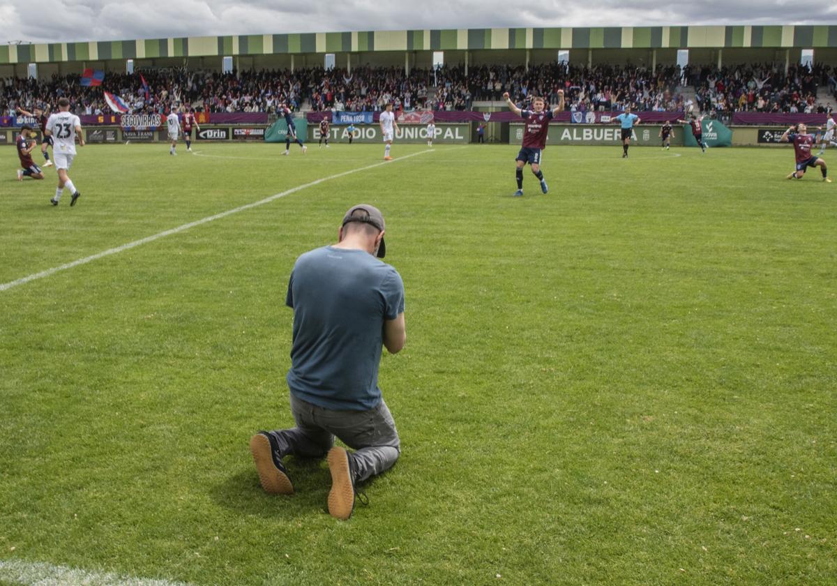 Ramsés se arrodilla sobre el césped mientras varios jugadores gimnásticos celebran al fondo.