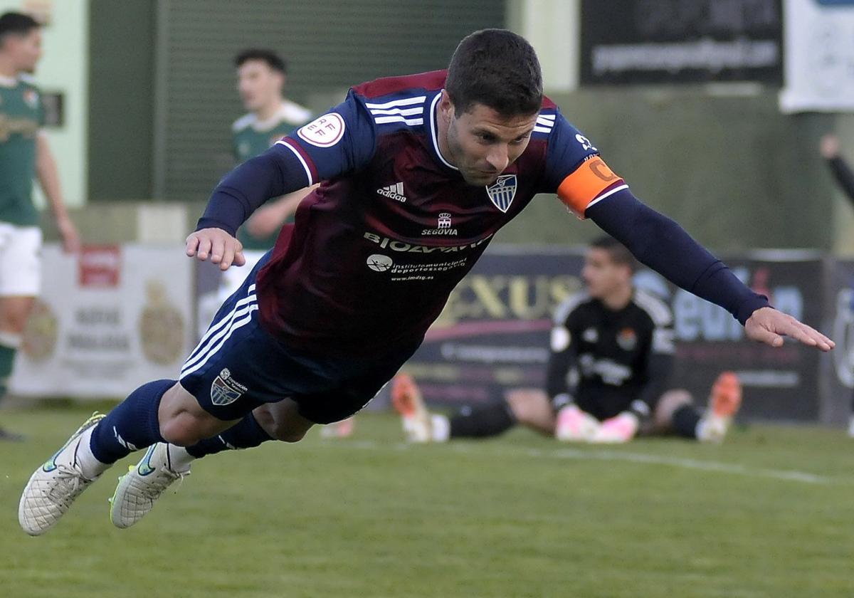 Manu celebra un gol conseguido esta temporada con la Gimnástica Segoviana.