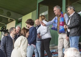 El alcalde de Segovia, José Mazarías, saluda a la portavoz municipal de Vox, Esther Núñez, durante el partido de la Gimnástica Segoviana de este domingo.