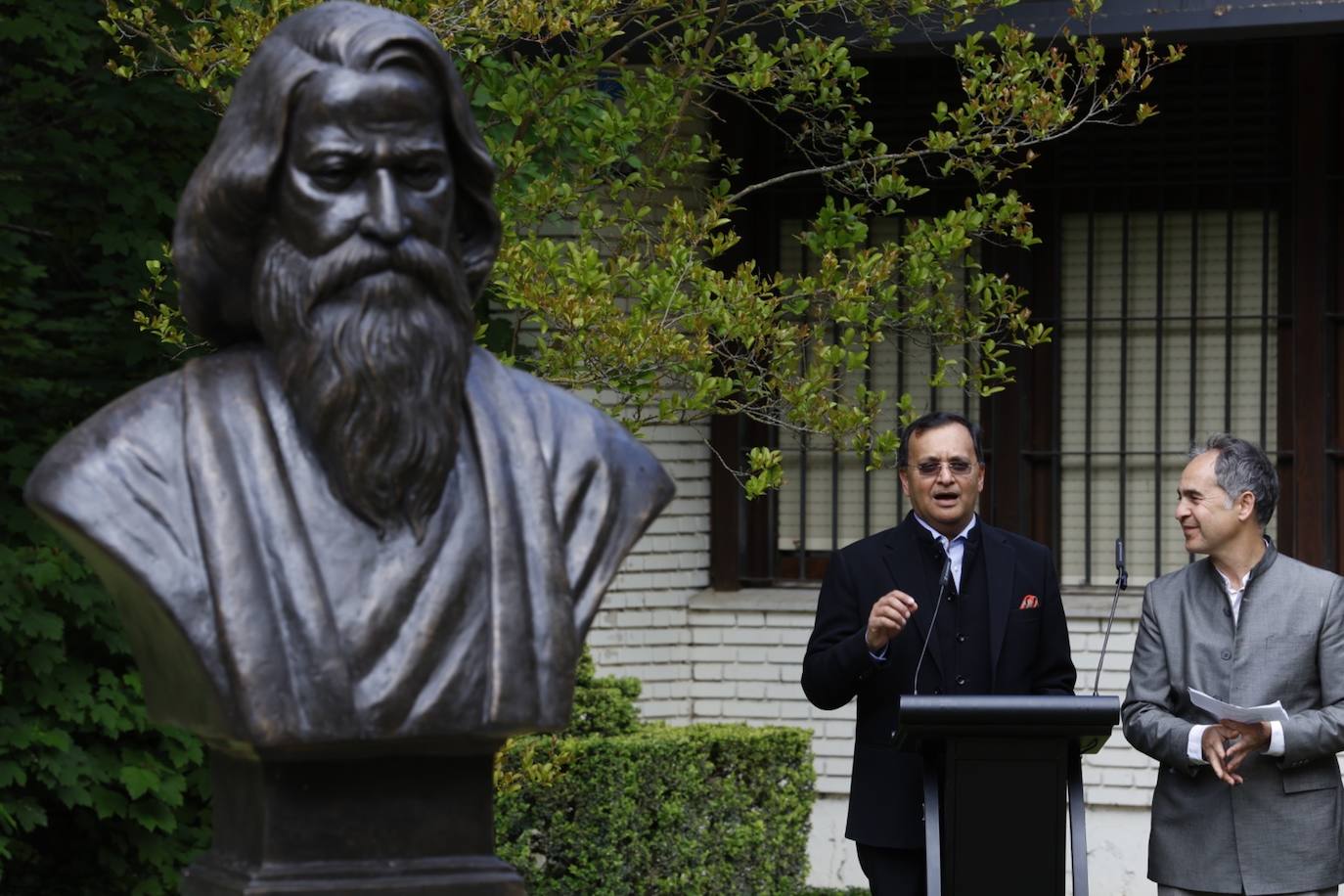 Inauguración de la escultura del poeta indio Tagore en Valladolid