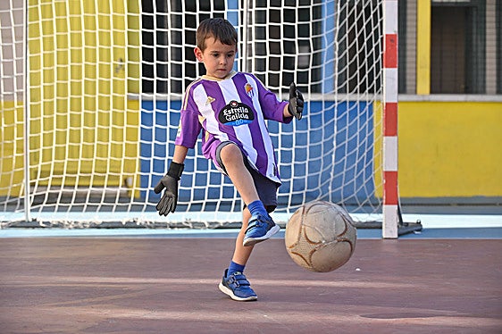 El pequeño César García, de 5 años, en el patio del colegio La Salle