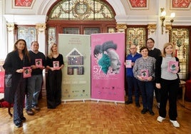 Libreros y organizadores de la 57 Feria, junto a los carteles de la misma.