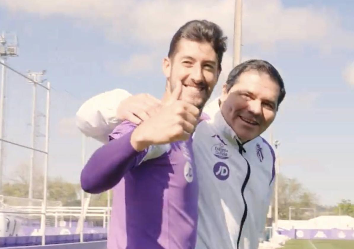 Sergio Escudero levanta el pulgar junto al doctor Alberto López Moreno antes de la sesión de este martes.