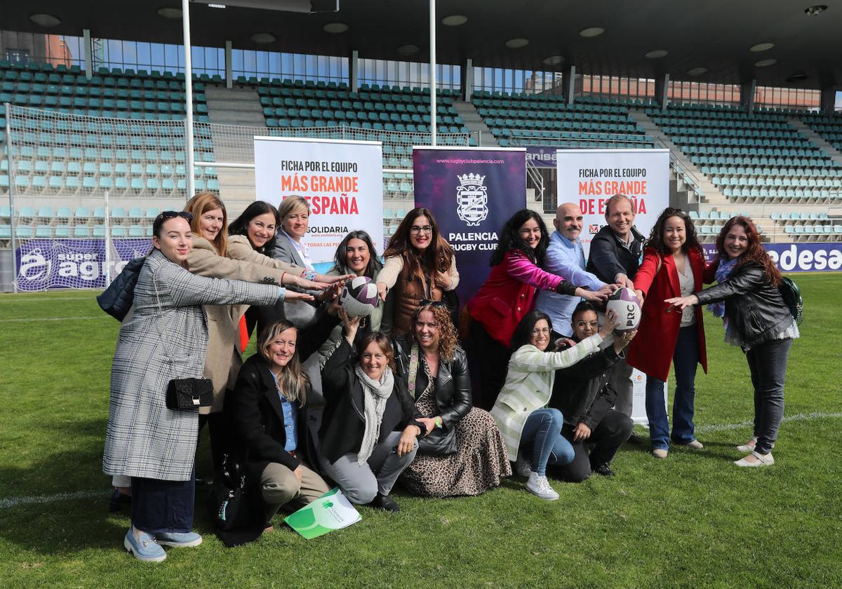 Representantes de las entidades que colaboran en la campaña posan en La Balastera.