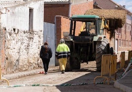 El propietario y su hija frente a la ganadería ovina.