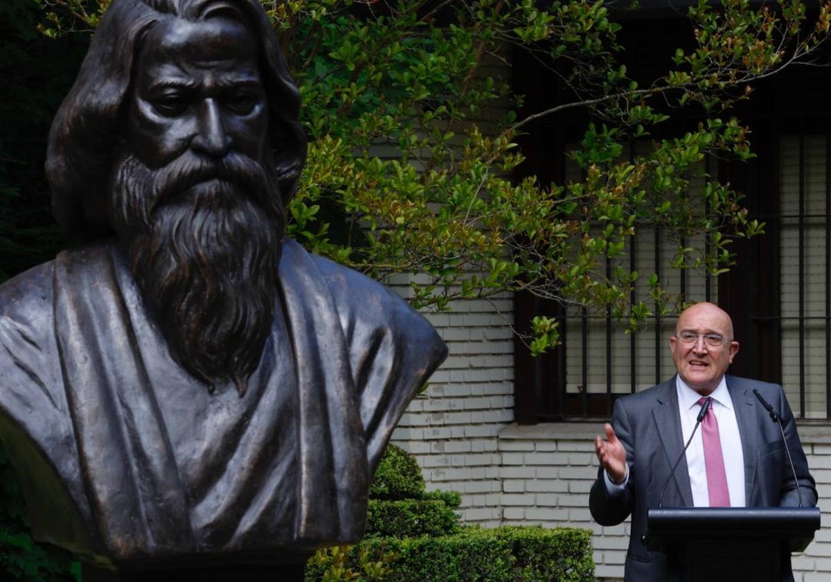 Carnero interviene durante el acto de inauguración de la escultura de Tagore en el Campo Grande.