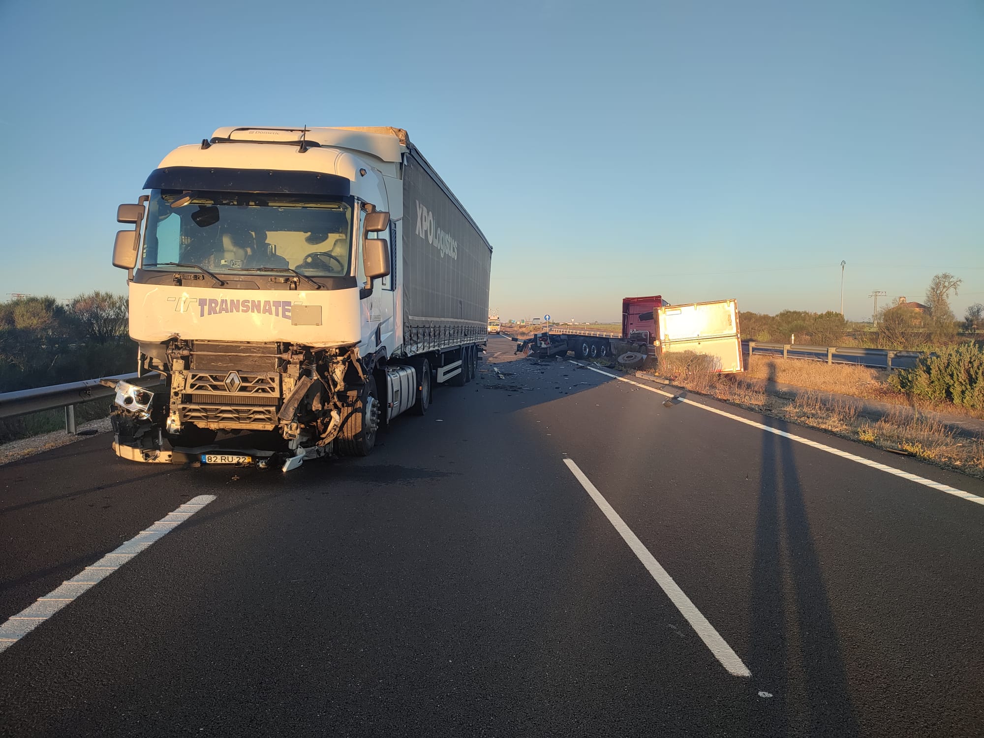 El choque entre dos camiones obliga a cortar el tráfico en la A-62