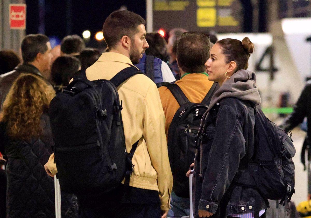 David Broncano con Silvia Alonso, en el aeropuerto de Madrid.