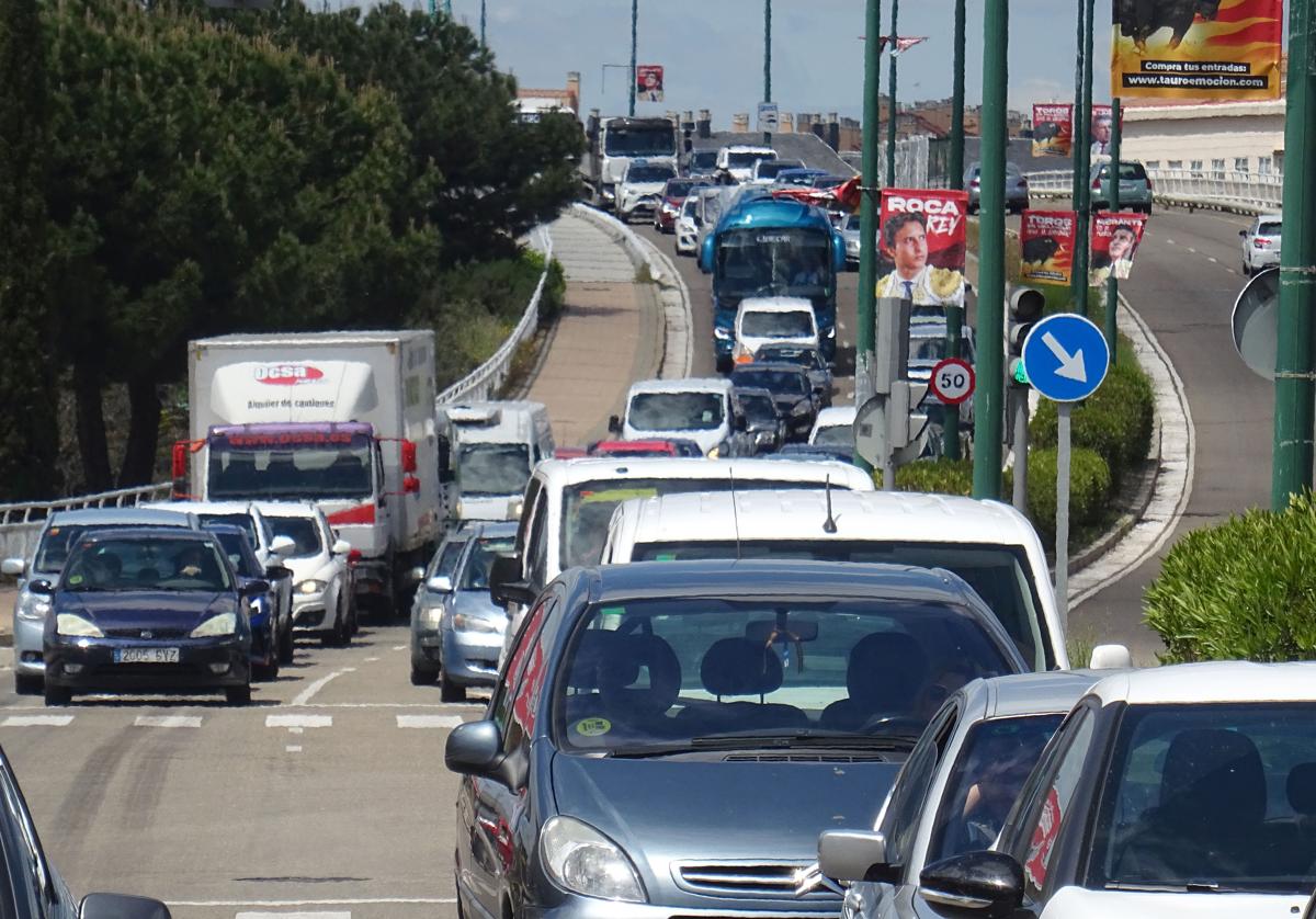 Imagen principal - Arriba, retenciones en la avenida de Zamora y, debajo, a la izquierda, el turismo siniestrado en el cruce de la avenida de Zamora con Vázquez de Menchaca. A la derecha, la moto y la camioneta siniestrada en el cruce con Daniel del Olmo.