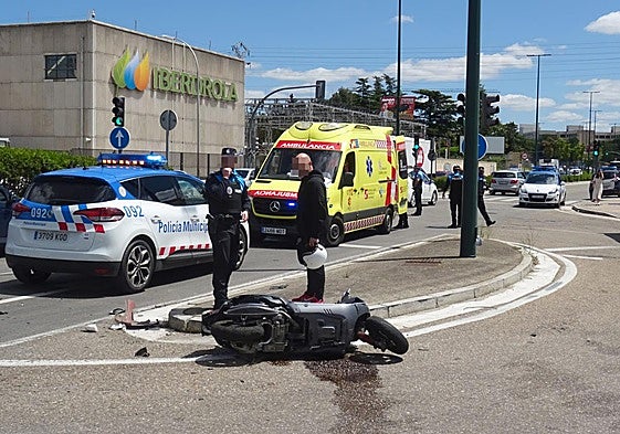 La moto siniestrada en el cruce de Vázquez de Menchaca con la avenida de Zamora.