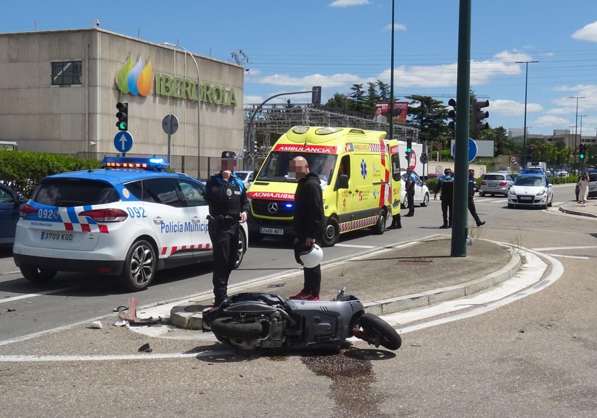 La moto siniestrada en el cruce de Vázquez de Menchaca con la avenida de Zamora.