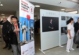 Inauguración de la muestra, en el vestíbulo del Hospital Río Carrión.