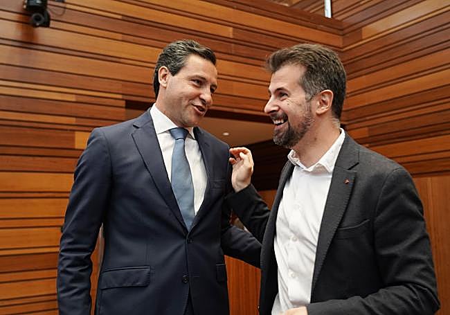 Raúl de la Hoz (PP) habla con Luis Tudanca (PSOE) en el hemiciclo este martes.