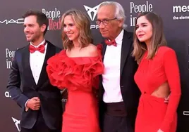 Bonaventura Clotet, sus hijos, Aina y Marc, y la actriz Natalia Sánchez, en la Gala solidaria 'People In Red'.