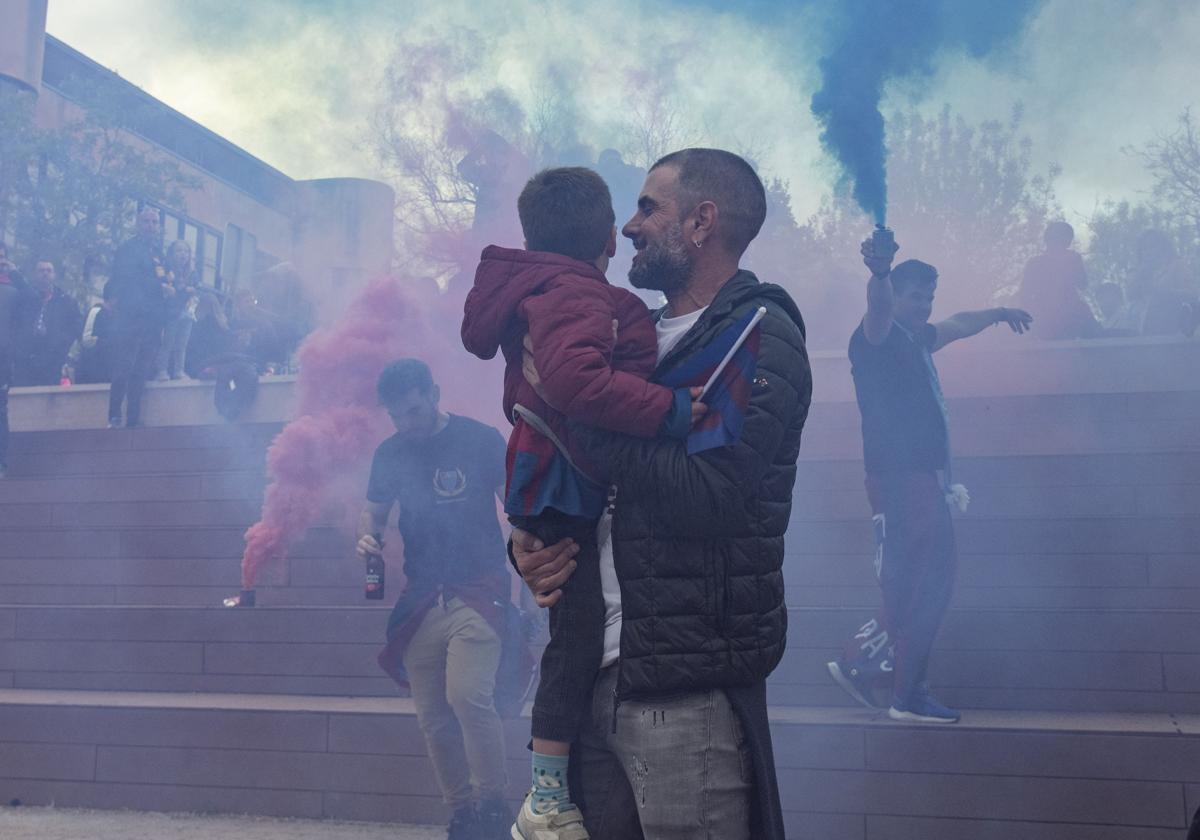 Ramsés, junto a su hijo, durante la celebración del ascenso.