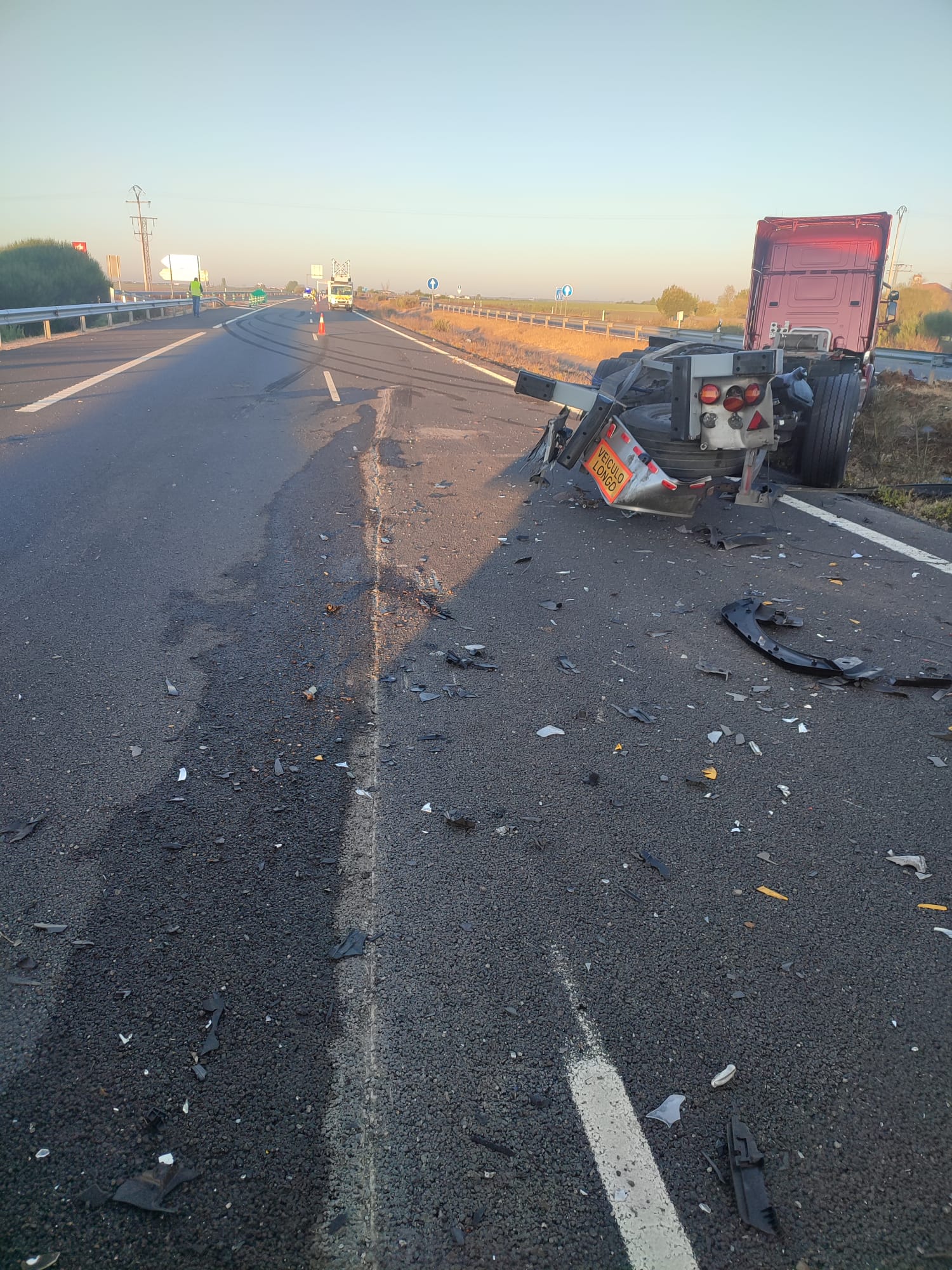 El choque entre dos camiones obliga a cortar el tráfico en la A-62