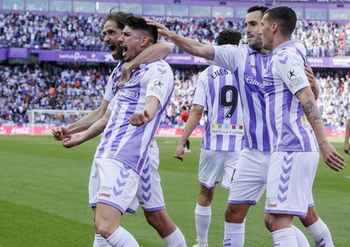 Imagen secundaria 1 - Con Jordi Masip, padre de un escolar de La Salle; Waldo, en la celebración del gol ante el Athletic el 5 de mayo de 2019 y en el coche patrulla cantando el himno del Pucela.