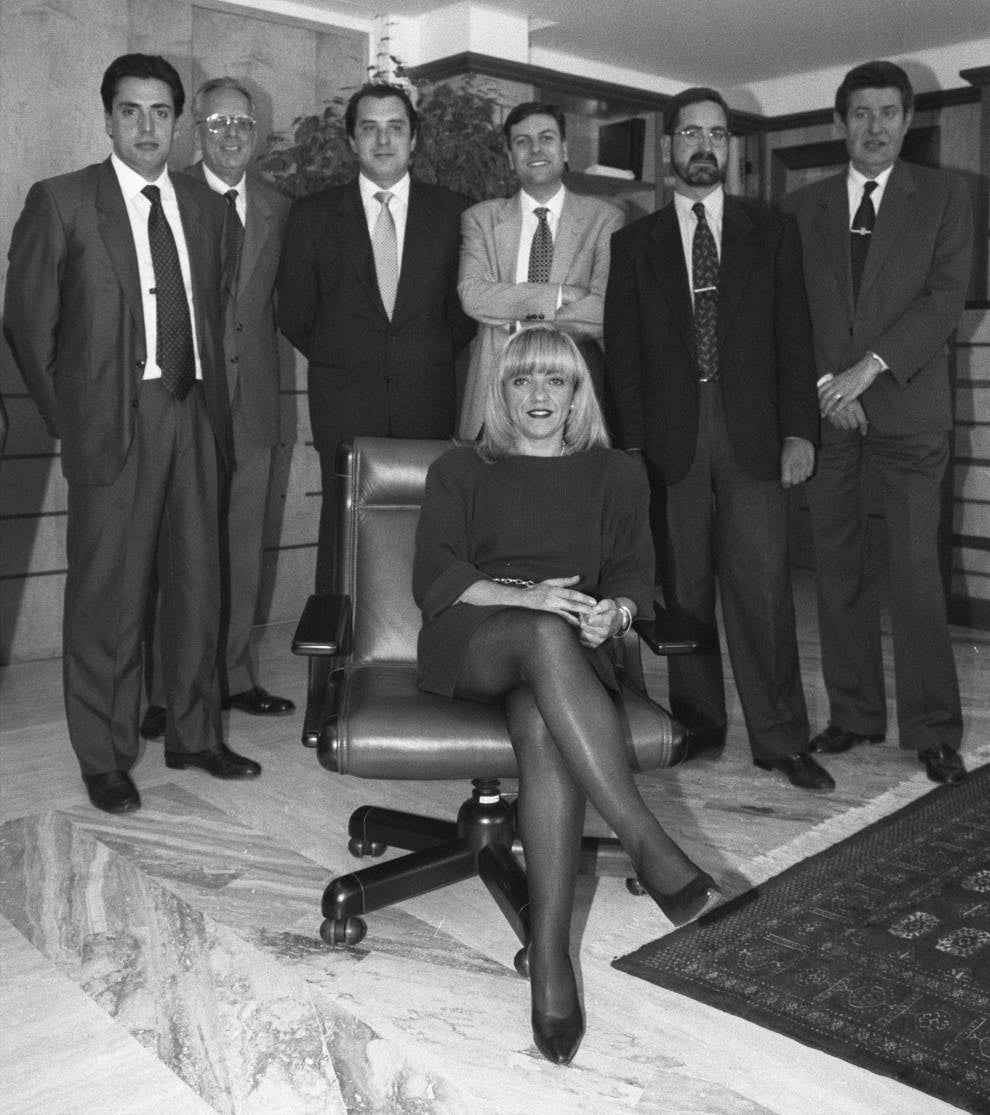 Isabel Carrasco, con su equipo económico, en 1996.