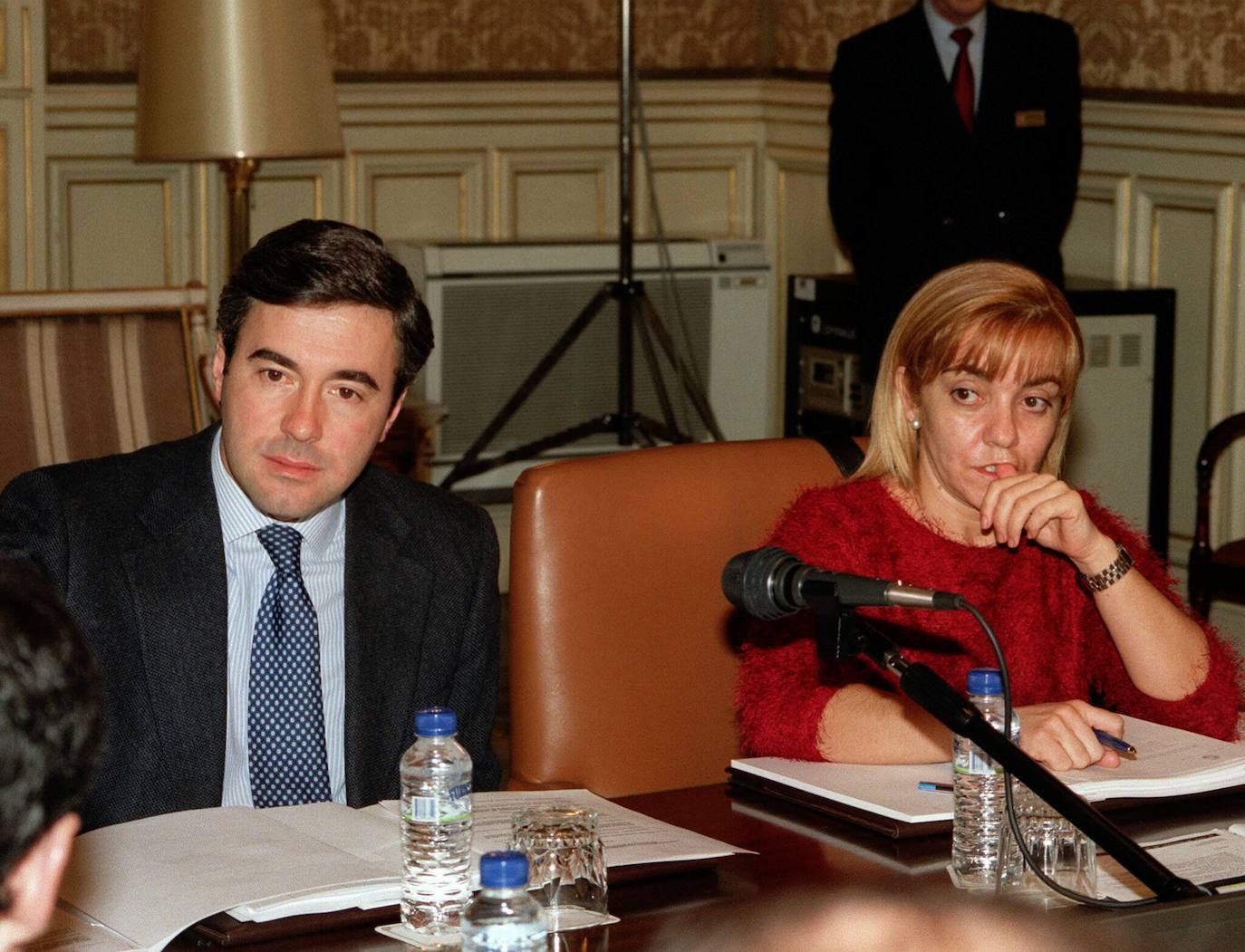 Diciembre 1999. La consejera y el ministro de Administraciones Públicas, Ángel Acebes, durante el Pleno de la Comisión Mixta de Transferencias.