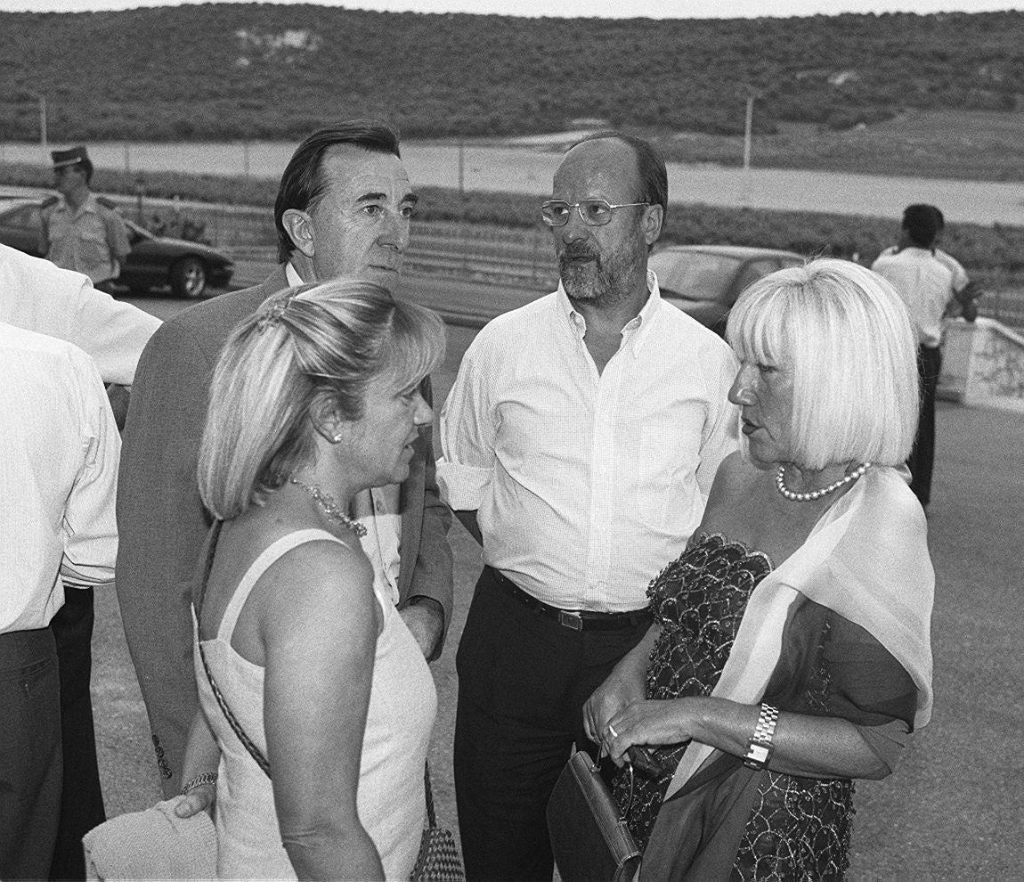 Agosto 1999. Isabel Carrasco y Javier León de la Riva hablan con los propietarios de las Bodegas Arzuaga donde tuvo lugar la cena de José María Aznar con los militantes del PP en Quintanilla de Onésimo.