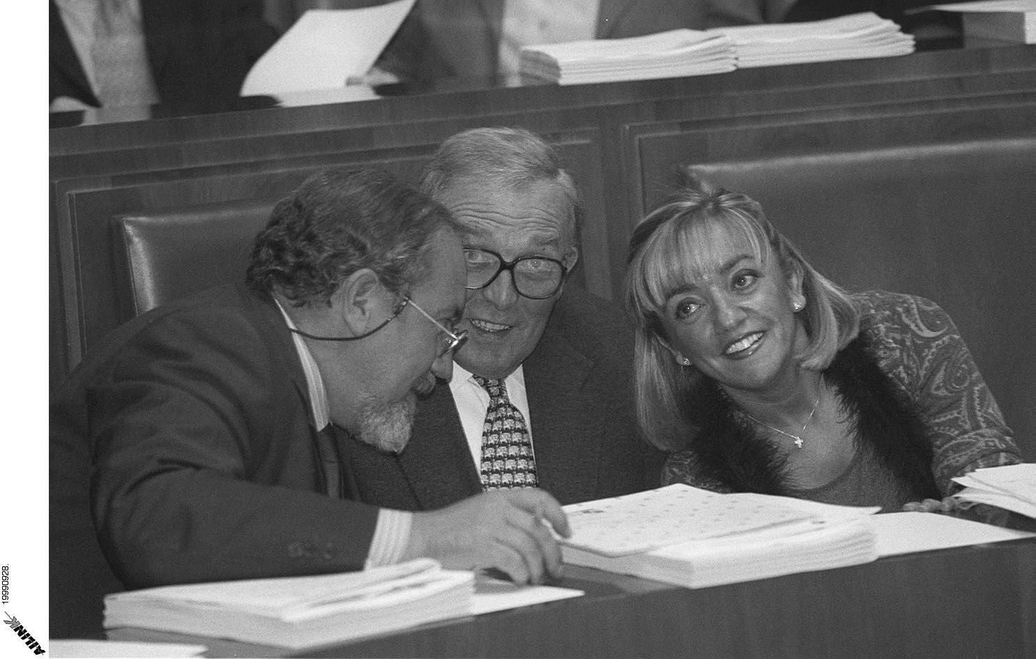 Septiembre 1999. José Valín, José Luis González Vallvé e Isabel Carrasco charlan en sus correspondientes escaños de las Cortes.